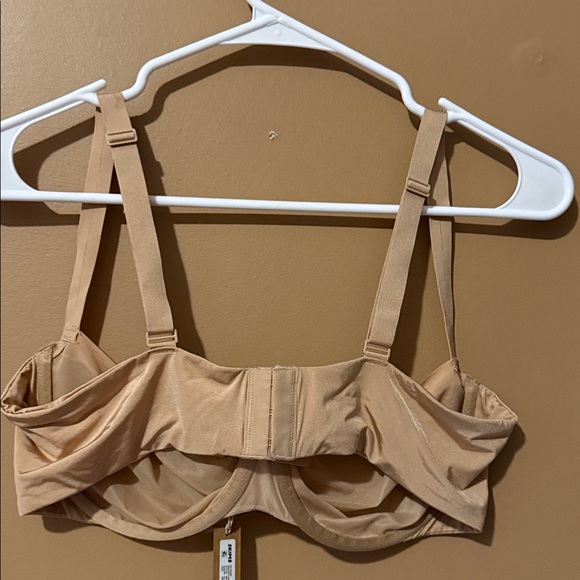 Skims No Show Molded Unlined Balconette Bra - Picture 4 of 4